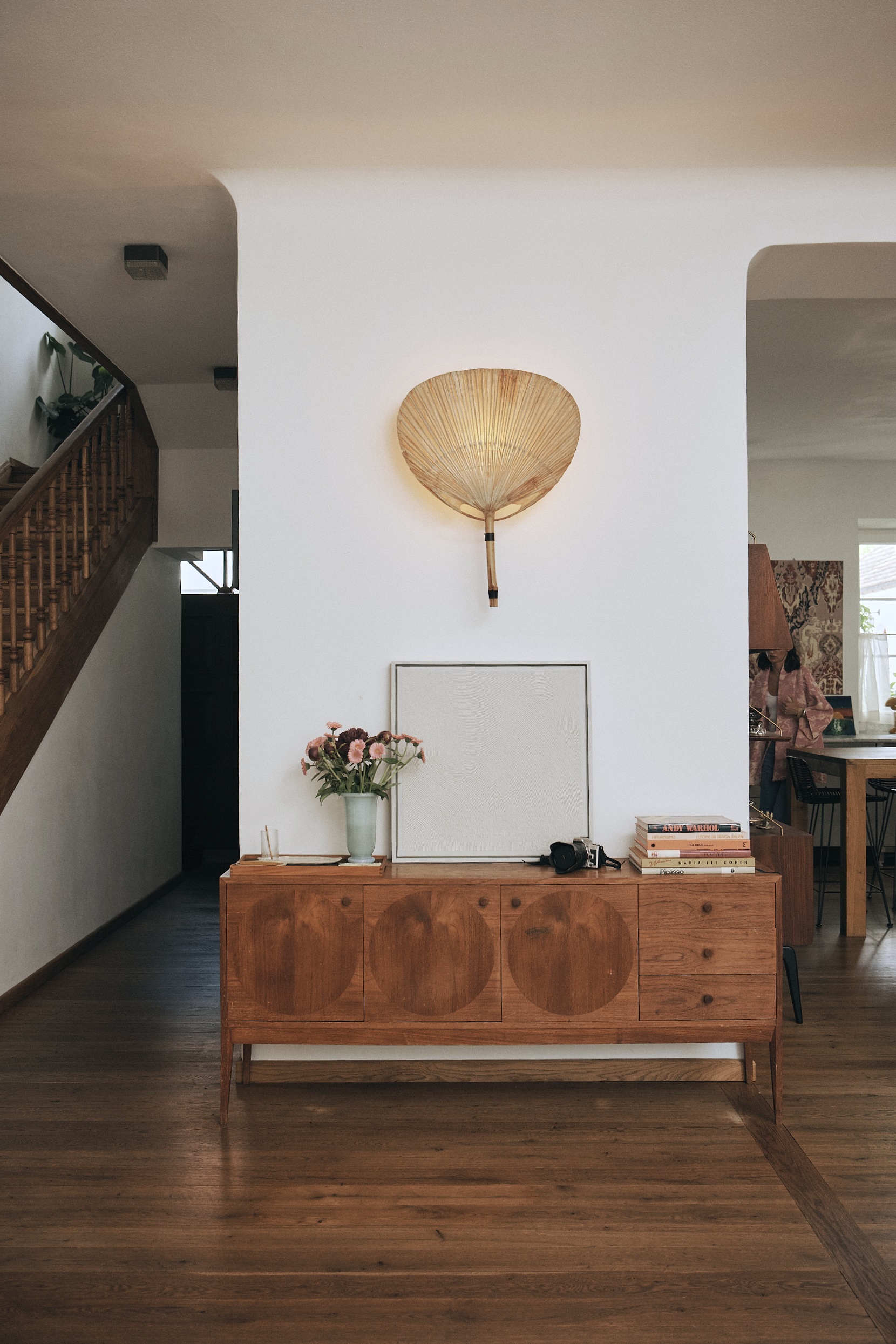 Mid-century dressoir met wandlamp van Large Ingo Maurer Uchiwa