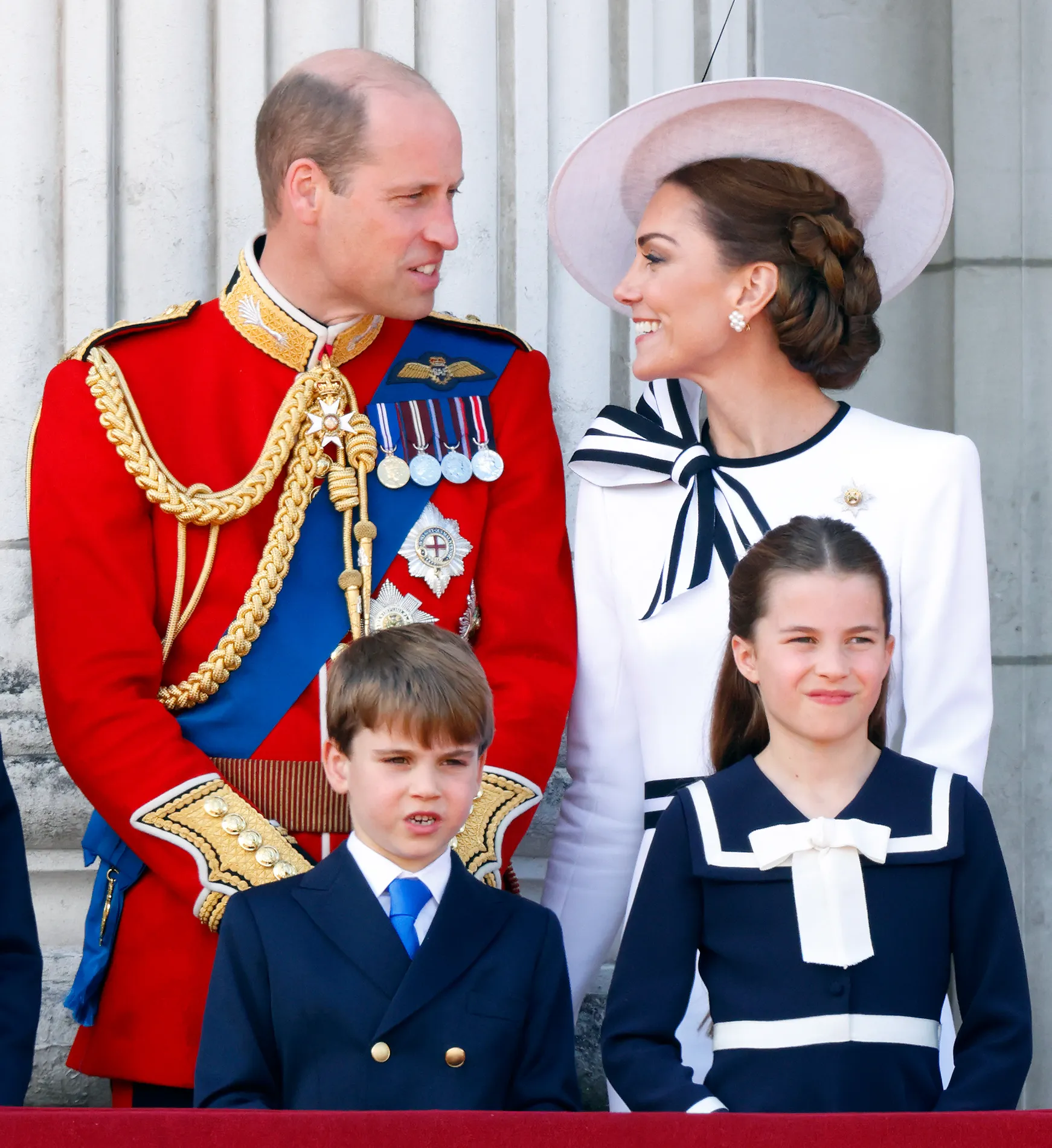 Kate Middleton en prinses Charlotte in marineblauw-witte looks