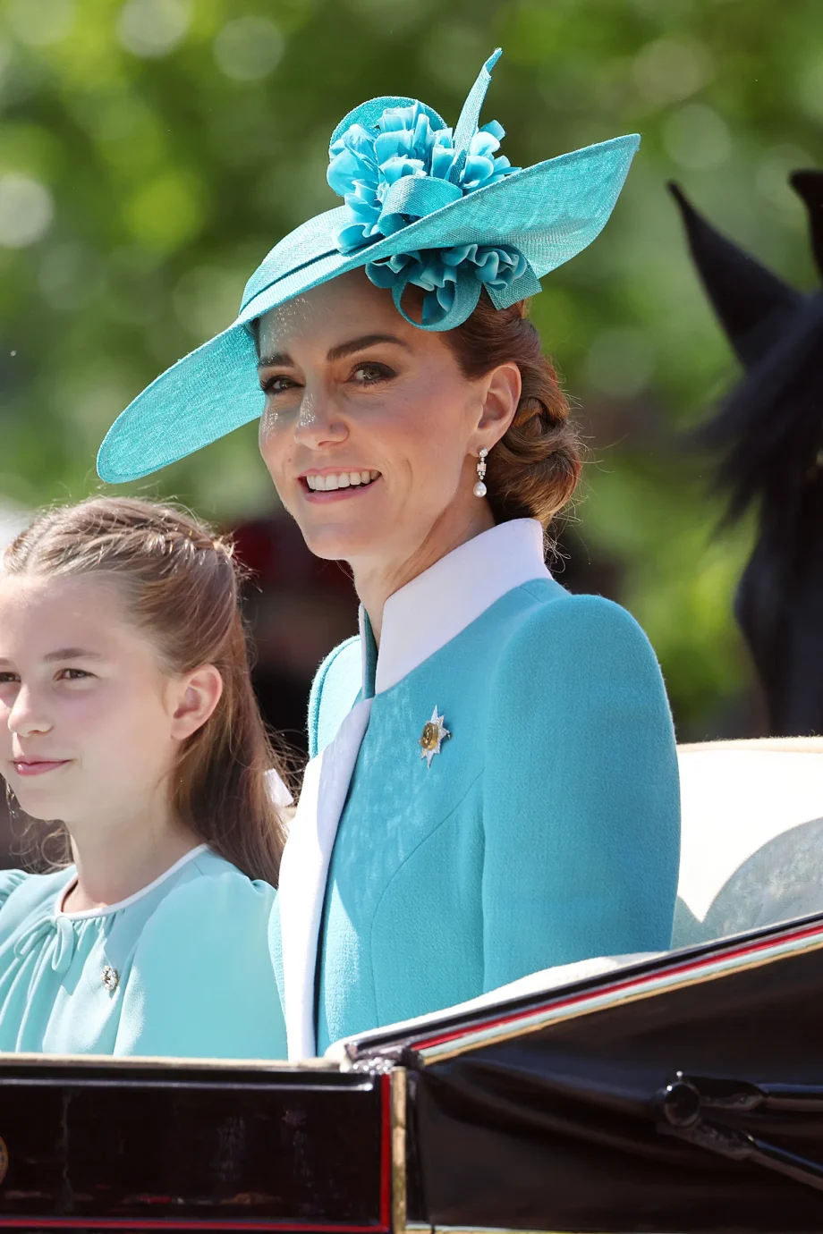 kate-middleton-en-prinses-charlotte-in-trendkleur-turquoise-tijdens-trooping-the-colour-2025-350355