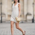 Een vrouw draagt een mini rieten tas