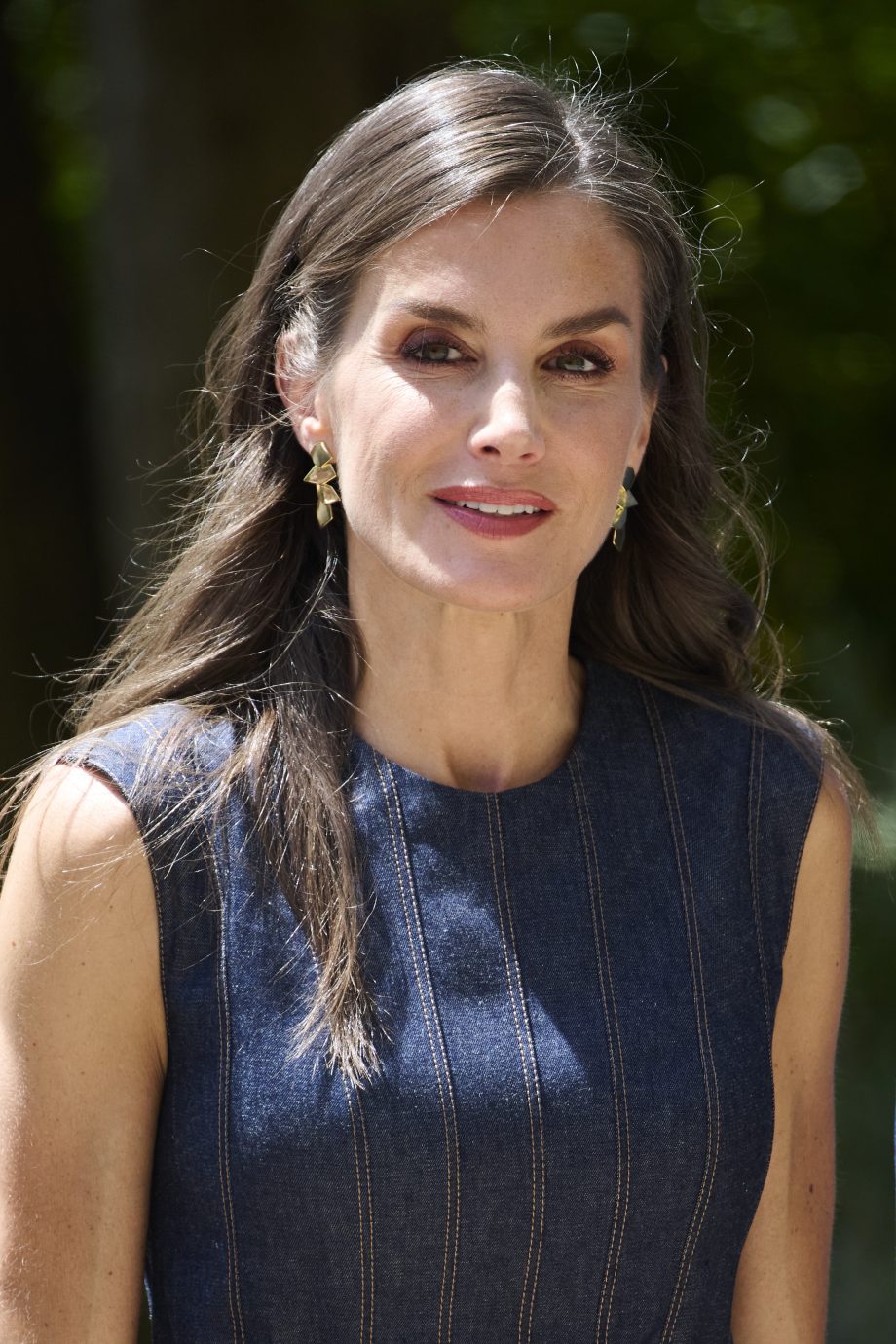 koningin-letizia-verrast-ons-in-een-zomerse-denimlook-351552