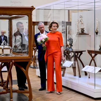koningin-mathilde-van-belgie-kiest-voor-asymmetrische-look-in-de-trendkleur-van-deze-zomer-349671