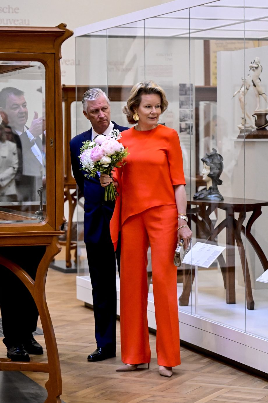 koningin-mathilde-van-belgie-kiest-voor-asymmetrische-look-in-de-trendkleur-van-deze-zomer-349671