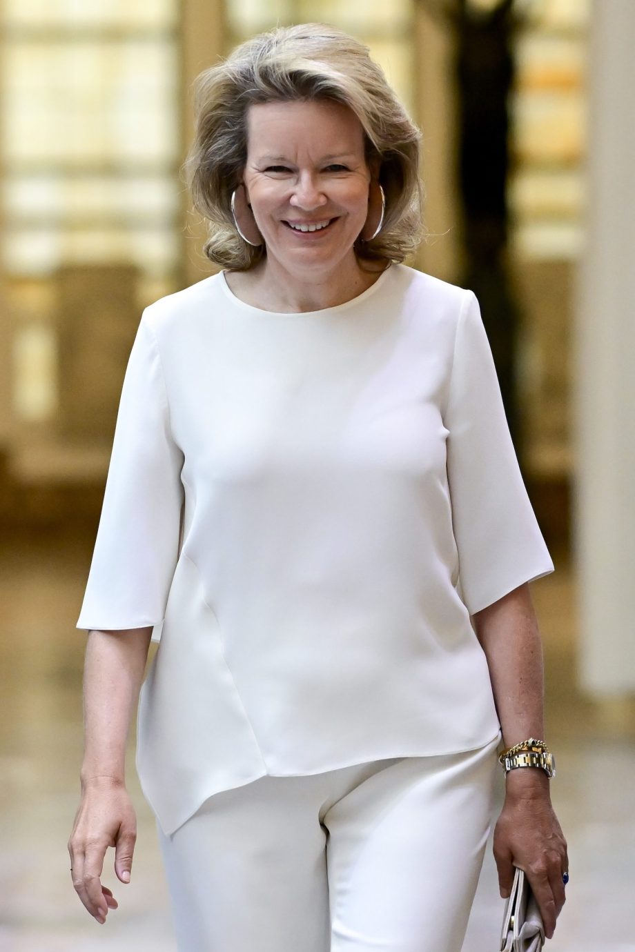 koningin-mathilde-van-belgie-is-een-echte-golden-girl-in-fonkelende-jurk-348737