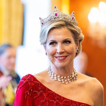 koningin-maxima-valt-op-in-een-rode-one-shoulderjurk-in-praag-349247