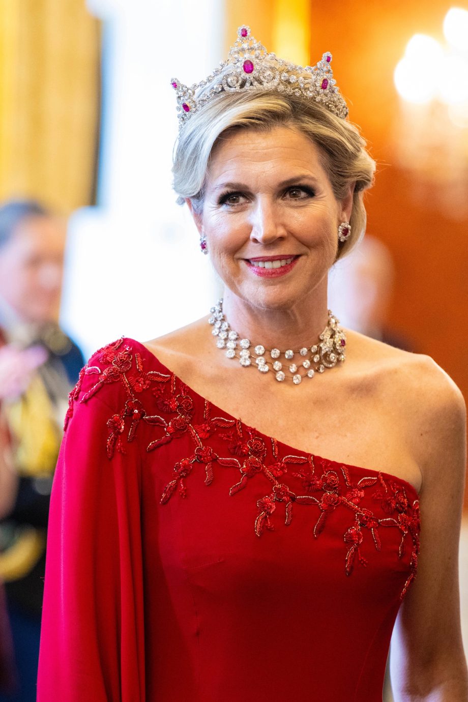 koningin-maxima-valt-op-in-een-rode-one-shoulderjurk-in-praag-349247