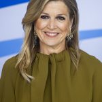 Koningin Máxima draagt een olijfgroen pak van Natan