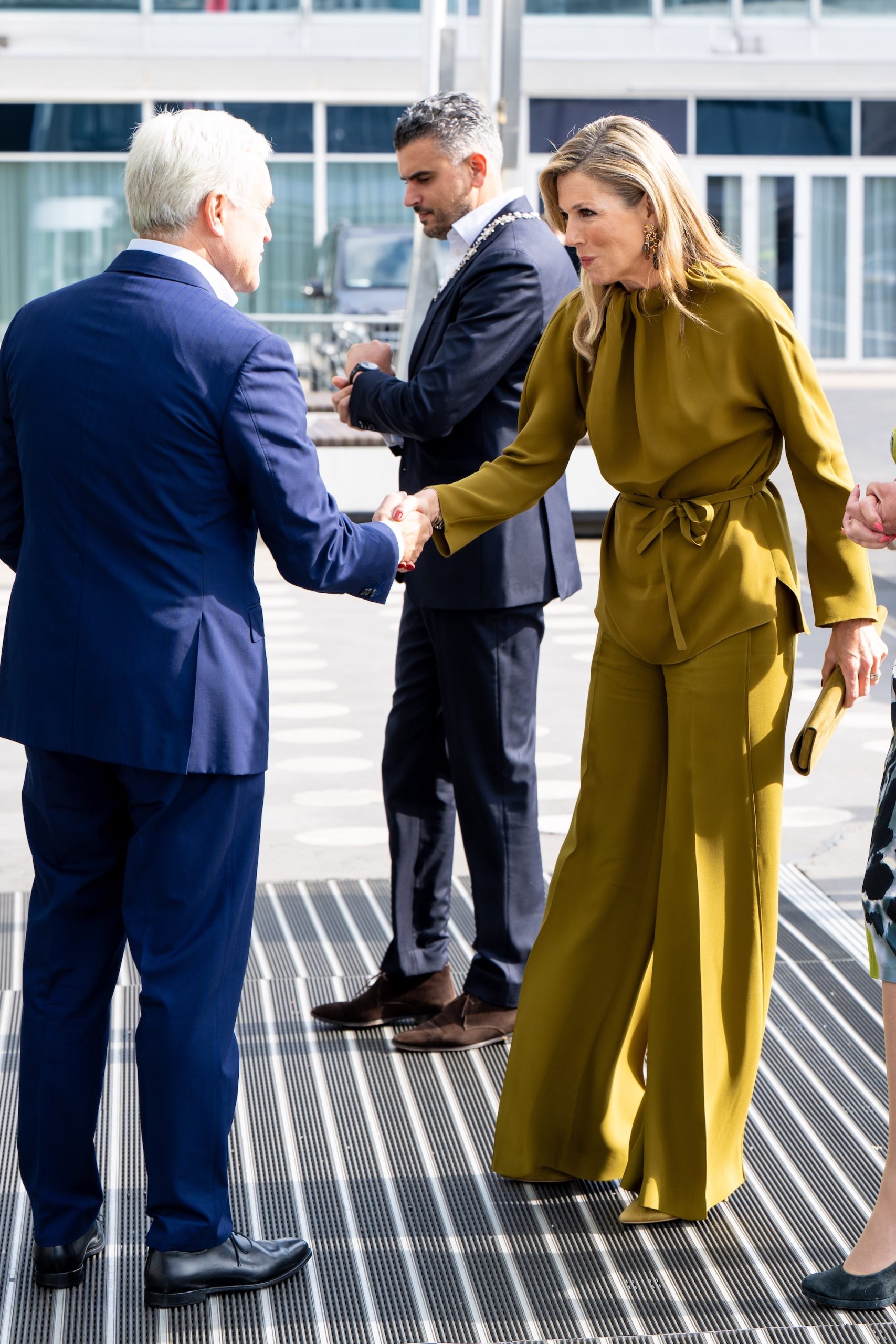 Koningin Máxima draagt een olijfgroen pak van Natan