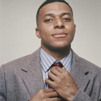 profvoetballer-kylian-mbappe-onthult-jonathan-andersons-eerste-looks-voor-dior-351603