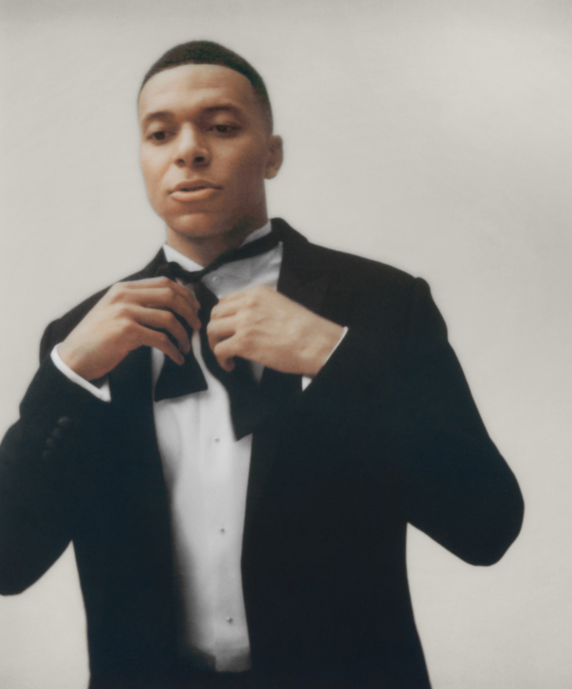 Kylian Mbappé onthult de eerste looks van Jonathan Anderson voor Dior