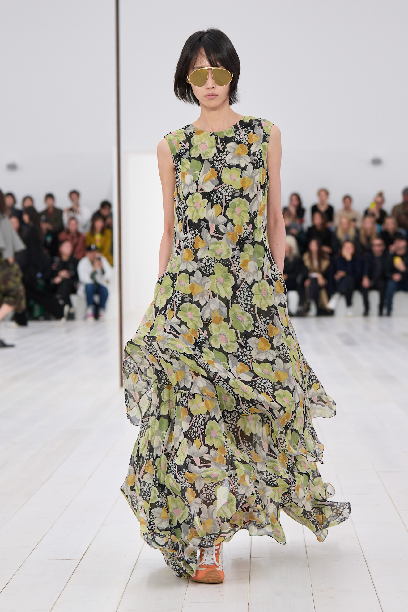 Loewe catwalk met sneakers