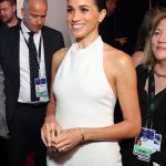 Meghan Markel draagt een witte halterjurk bij de ESPY Awards
