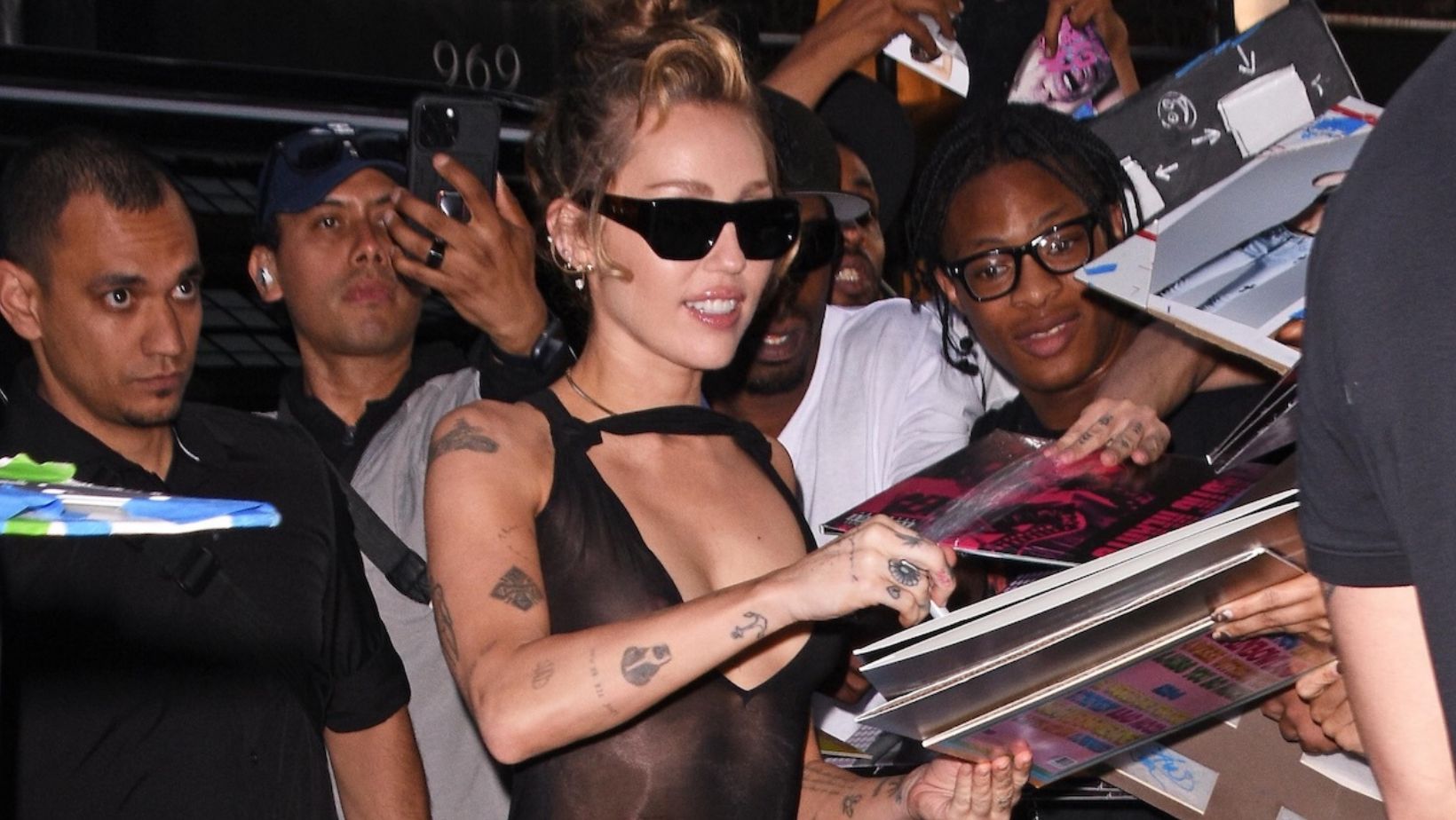 Miley Cyrus houdt de naked dress-trend springlevend in New York