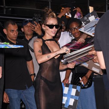 miley-cyrus-houdt-de-naked-dress-trend-springlevend-in-new-york-349392