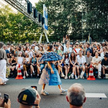 een-modeshow-op-de-snelweg-zo-zag-mode-op-de-ring-van-amsterdam-fashion-week-eruit-351402