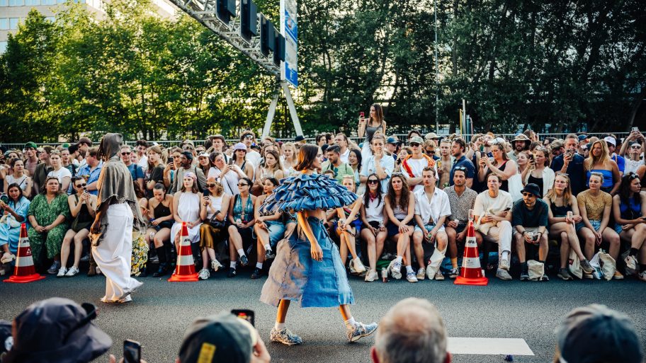 een-modeshow-op-de-snelweg-zo-zag-mode-op-de-ring-van-amsterdam-fashion-week-eruit-351402