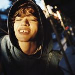 Model Mathilda Gvarliani met haar gezicht in de zon in Vogue maart 2024