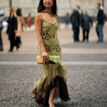 Een streetstyler in Milaan draagt een perfecte outfit voor naar een bruiloft