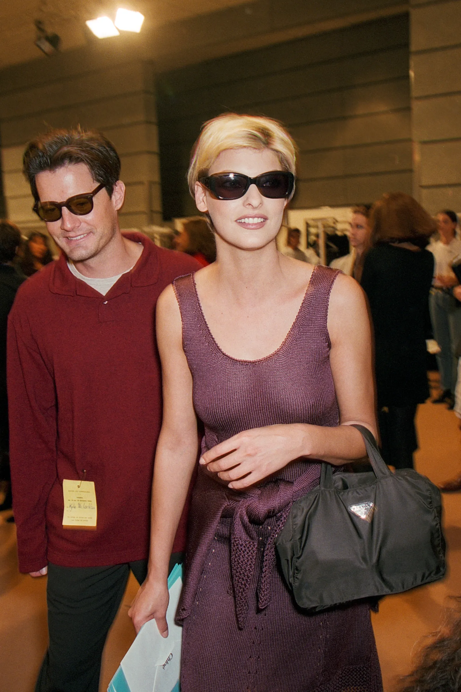 Linde Evangelista draagt een nylon Prada-tas