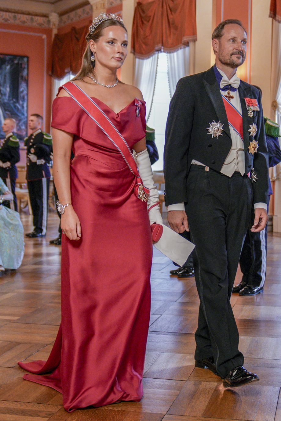 noorse-prinses-ingrid-alexandra-steelt-de-show-in-jurk-van-vivienne-westwood-351727