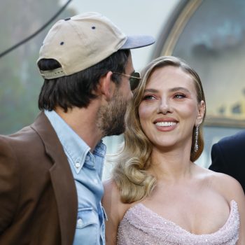 scarlett-johansson-en-jonathan-bailey-verrassen-met-een-kus-tijdens-de-jurassic-premiere-350804