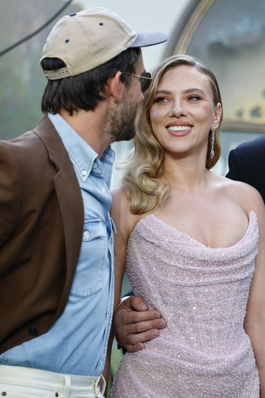 scarlett-johansson-en-jonathan-bailey-verrassen-met-een-kus-tijdens-de-jurassic-premiere-350804