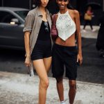 Modellen dragen shorts tijdens NYFW