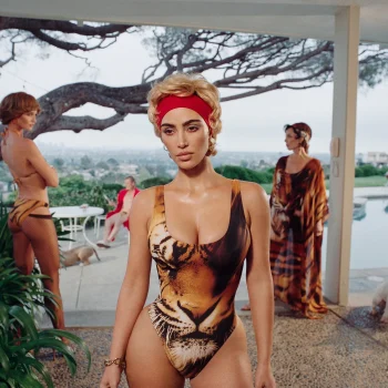 skims-en-roberto-cavalli-lanceren-swimwearcollectie-351987