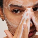 Een model wast haar gezicht tijdens haar skincareroutine