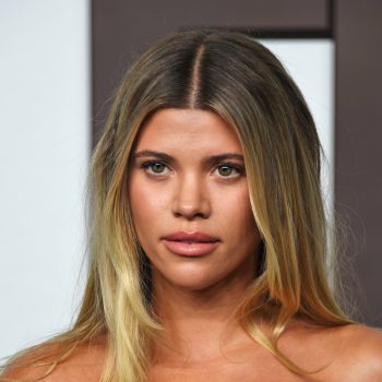 de-zomergarderobe-van-sofia-richie-grainge-draait-om-deze-onmisbare-accessoires-350946