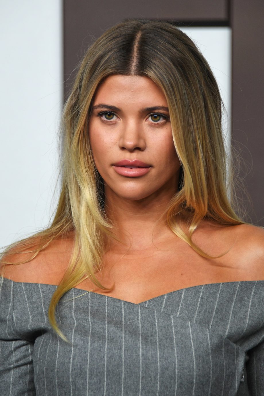 de-zomergarderobe-van-sofia-richie-grainge-draait-om-deze-onmisbare-accessoires-350946