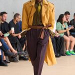 De stropdas wordt in het overhemd gestopt bij Saint Laurent menswear lente/zomer 2026