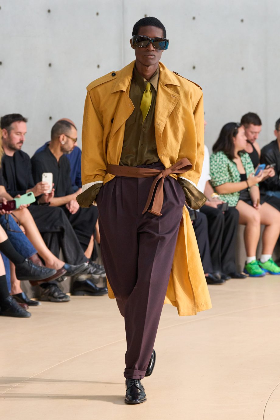 volgens-saint-laurent-stylen-we-onze-stropdas-voortaan-op-deze-manier-351859