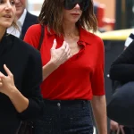 Victoria Beckham draagt glitterjeans in Parijs
