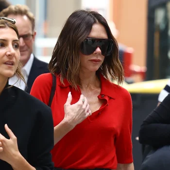 victoria-beckham-brengt-deze-onverwachte-jeans-onder-de-aandacht-349804