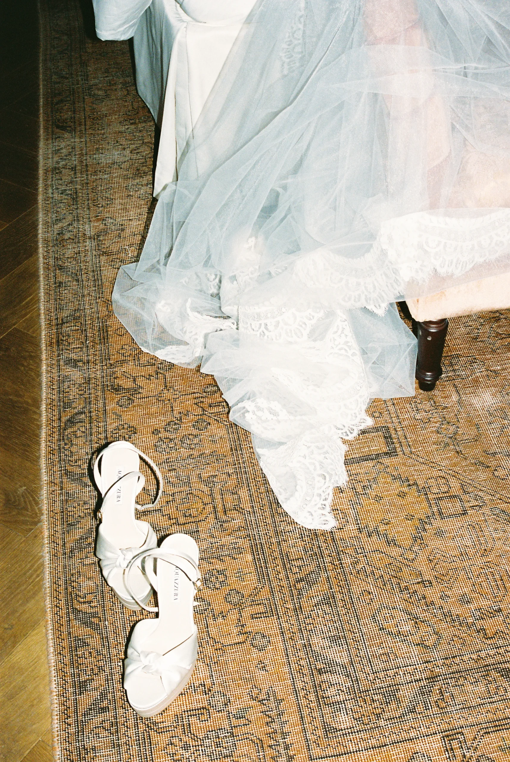 Kanten sluier met schoenen