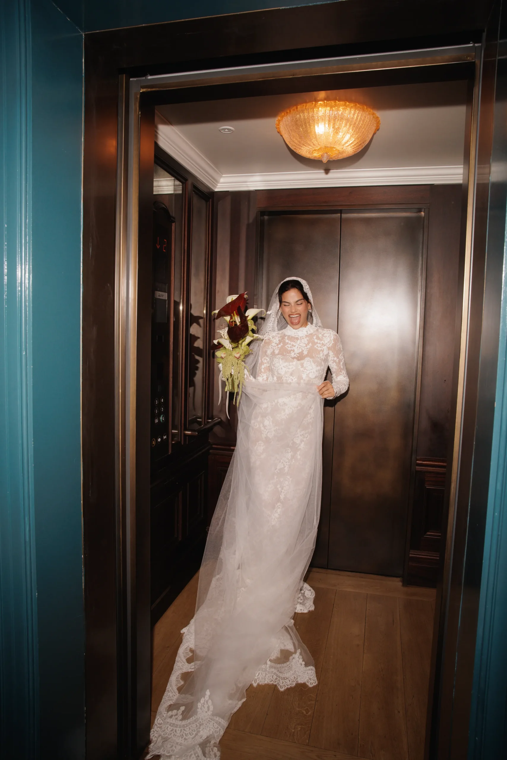 Bruid voor de deur met bloemen