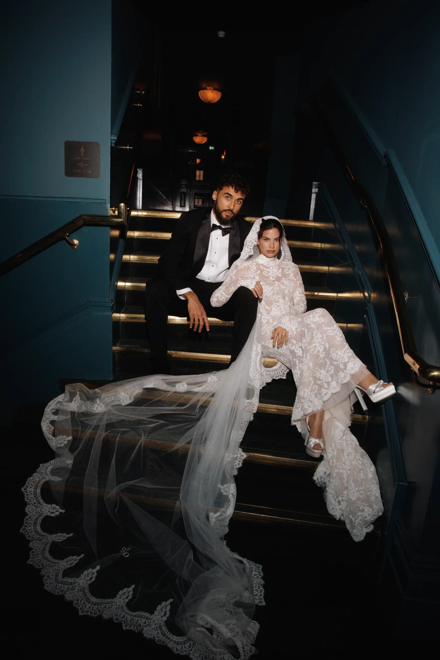 Bruidspaar samen op een trap