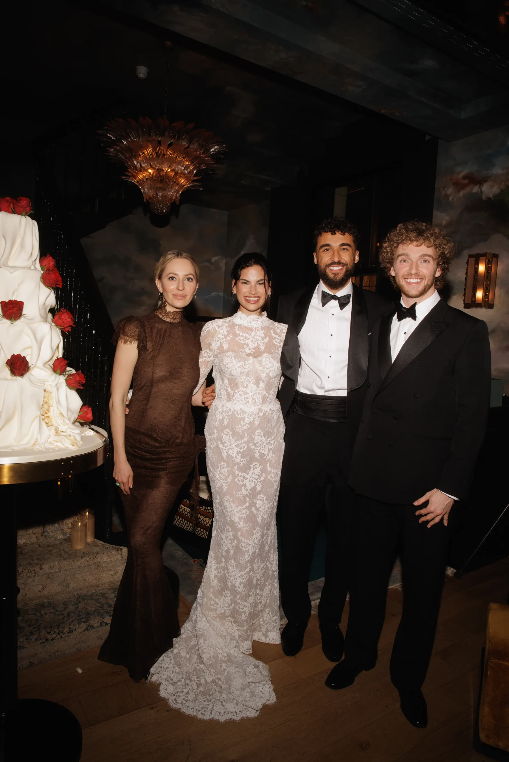 Bruidspaar met vrienden