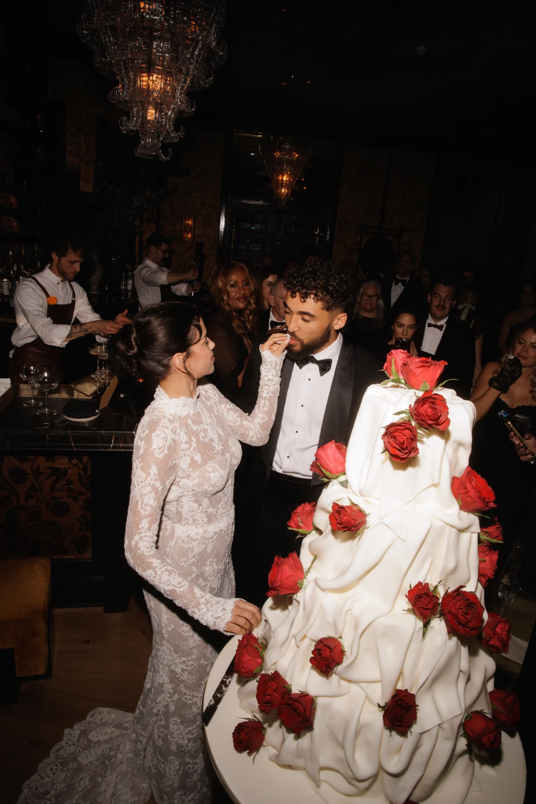 Bruidspaar met taart