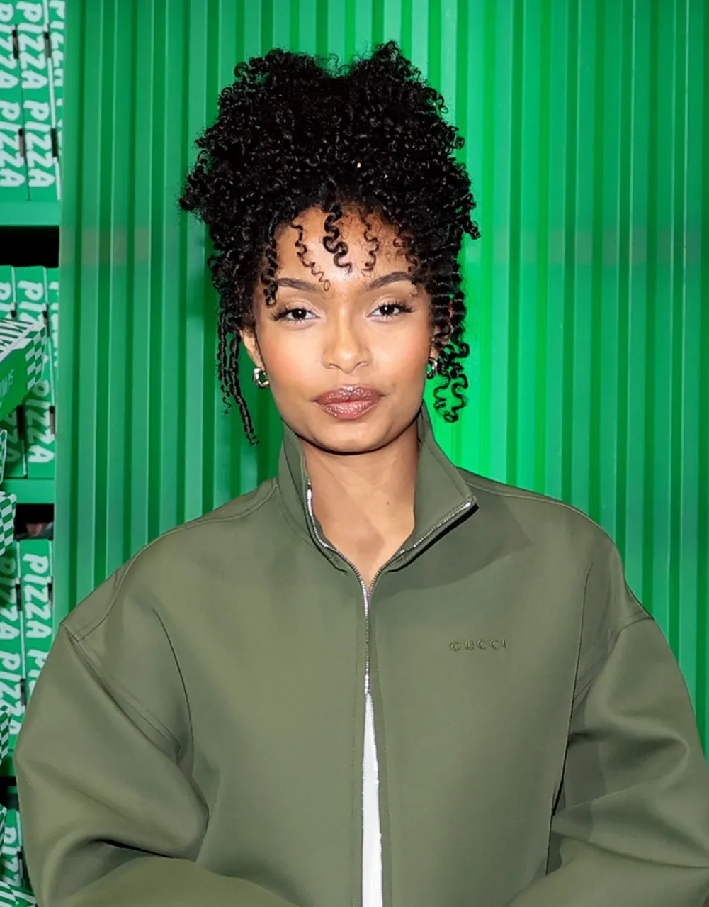 Yara Shahidi met een piekerige pony.