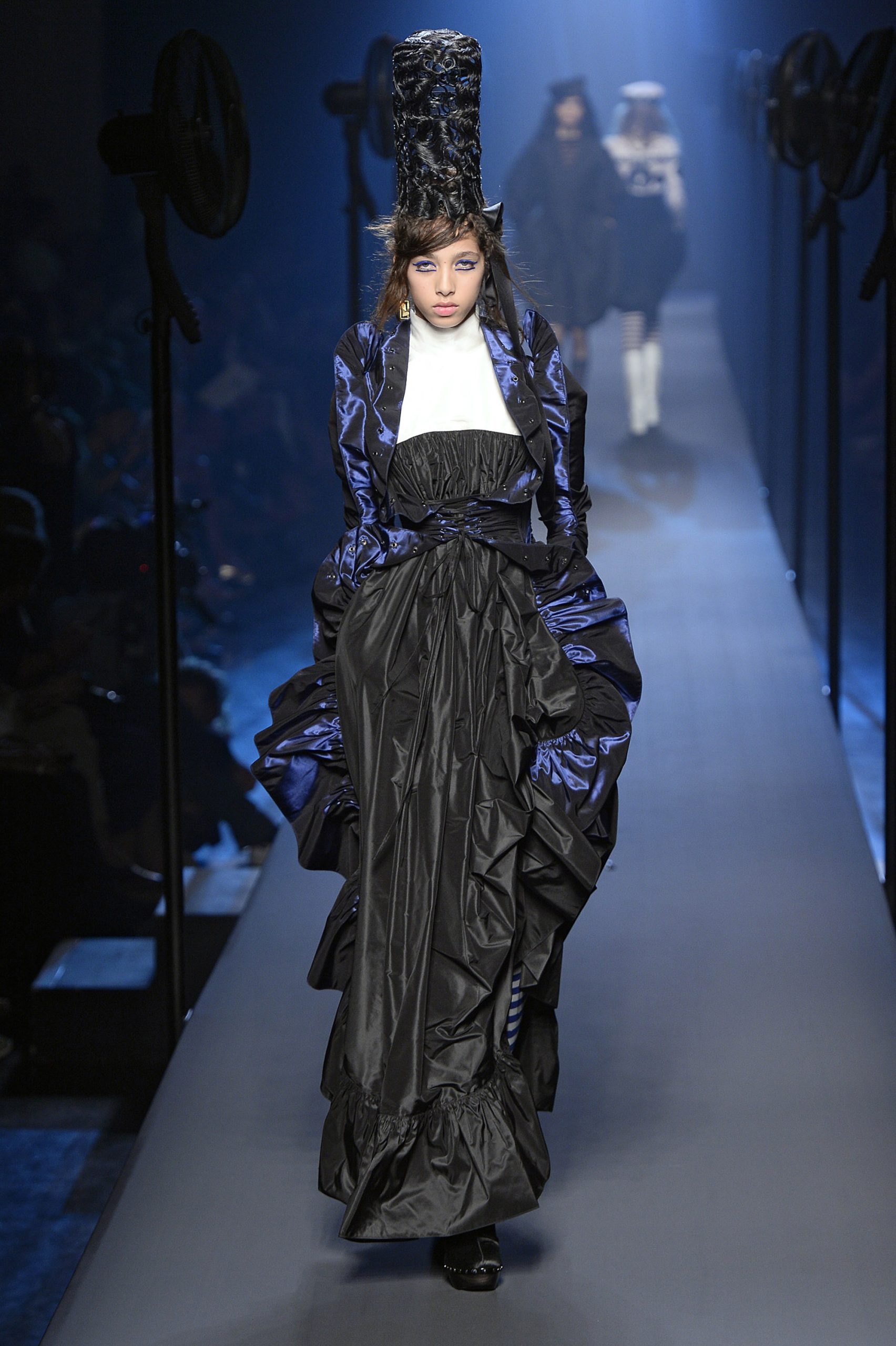 Yasmin Wijnaldum op de catwalk van Jean Paul Gaultier couture herfst/winter 2015