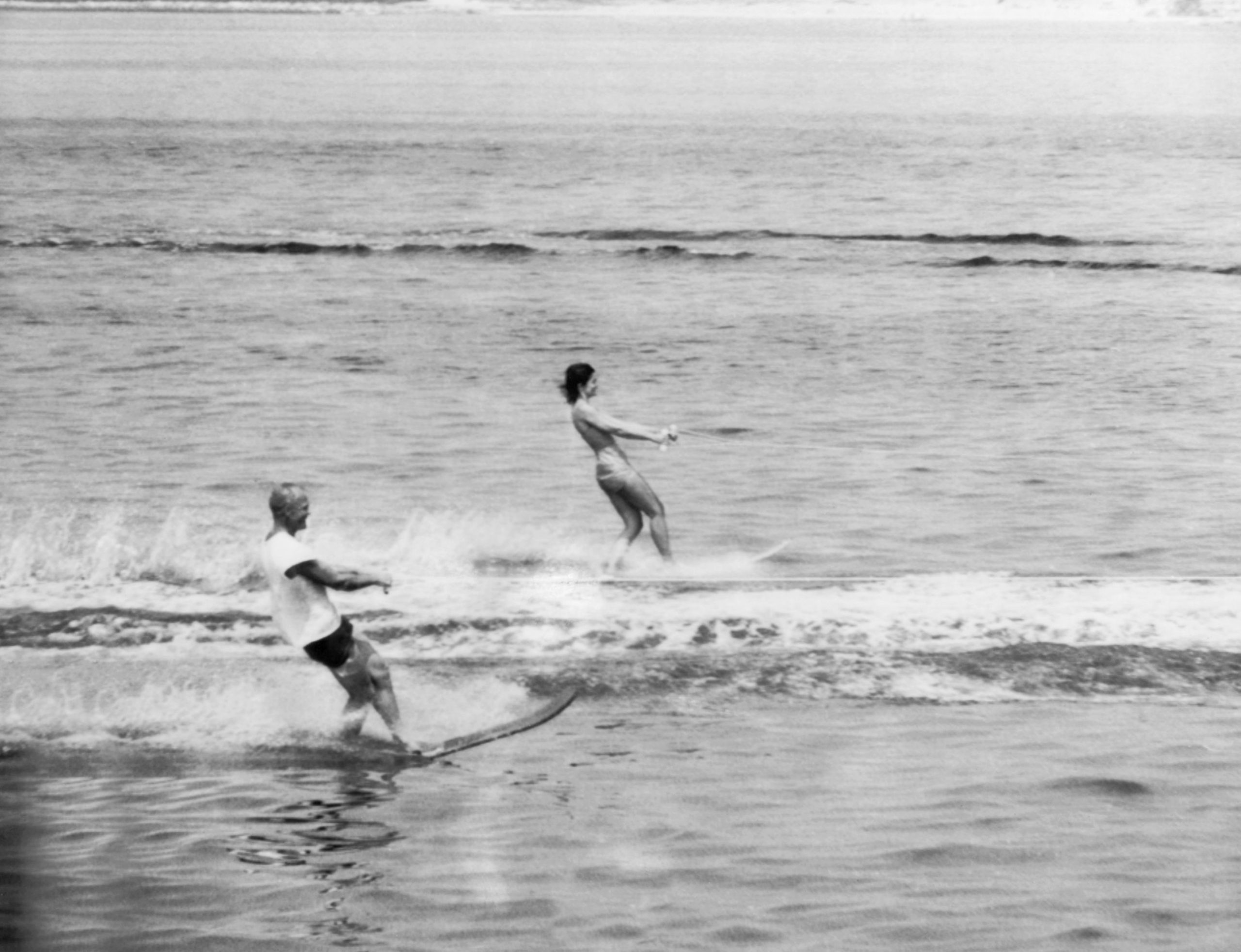 Jacqueline Kennedy en astronaut John Glenn waterskiën op Lewis Bay in Hyannis Port, Massachusetts, op 22 juli 1962. De boot werd bestuurd door Ethel Kennedy.