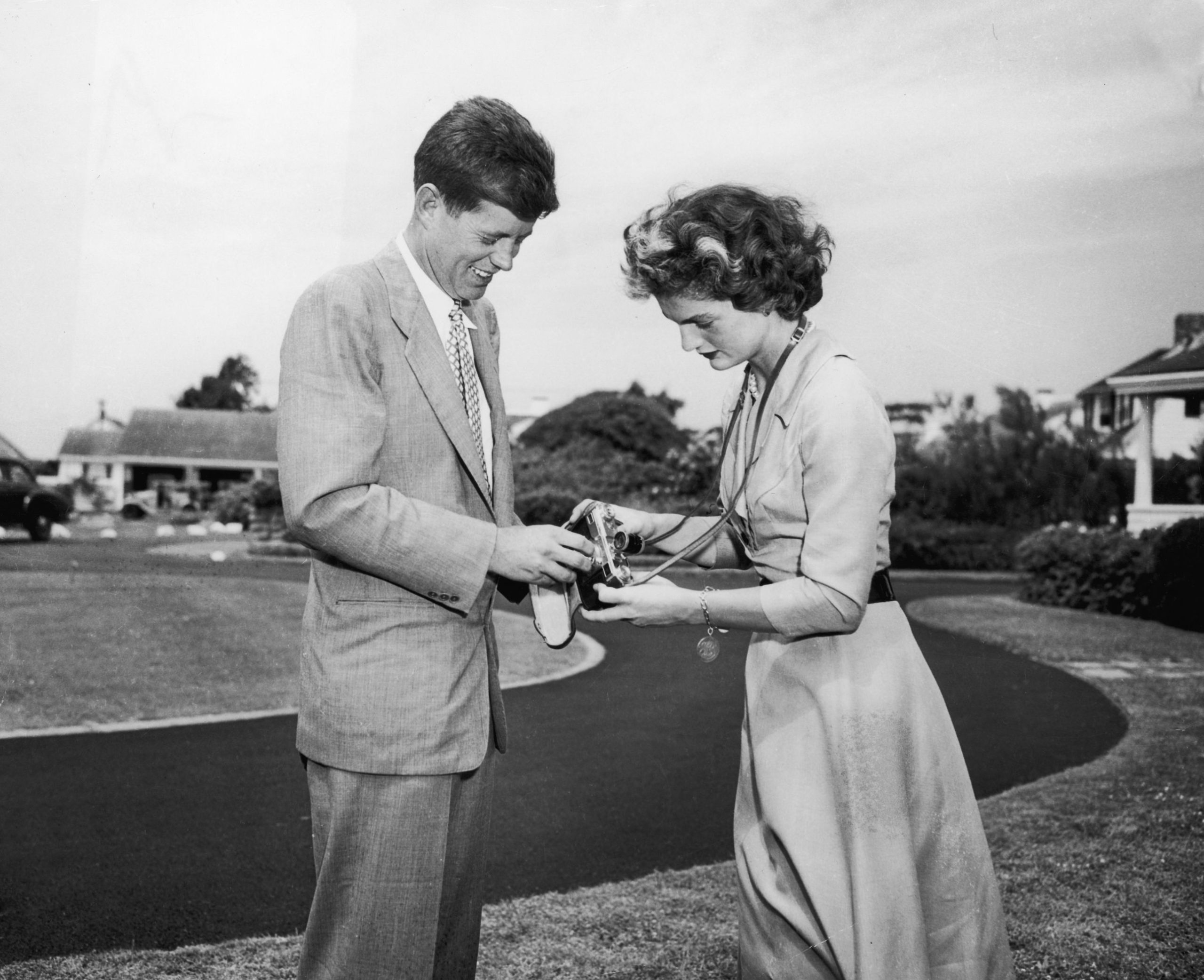 John F. Kennedy en Jackie Kennedy stellen een camera af.