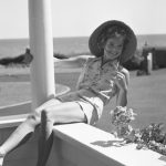 Jackie Kennedy geniet van de zon in Hyannis Port.