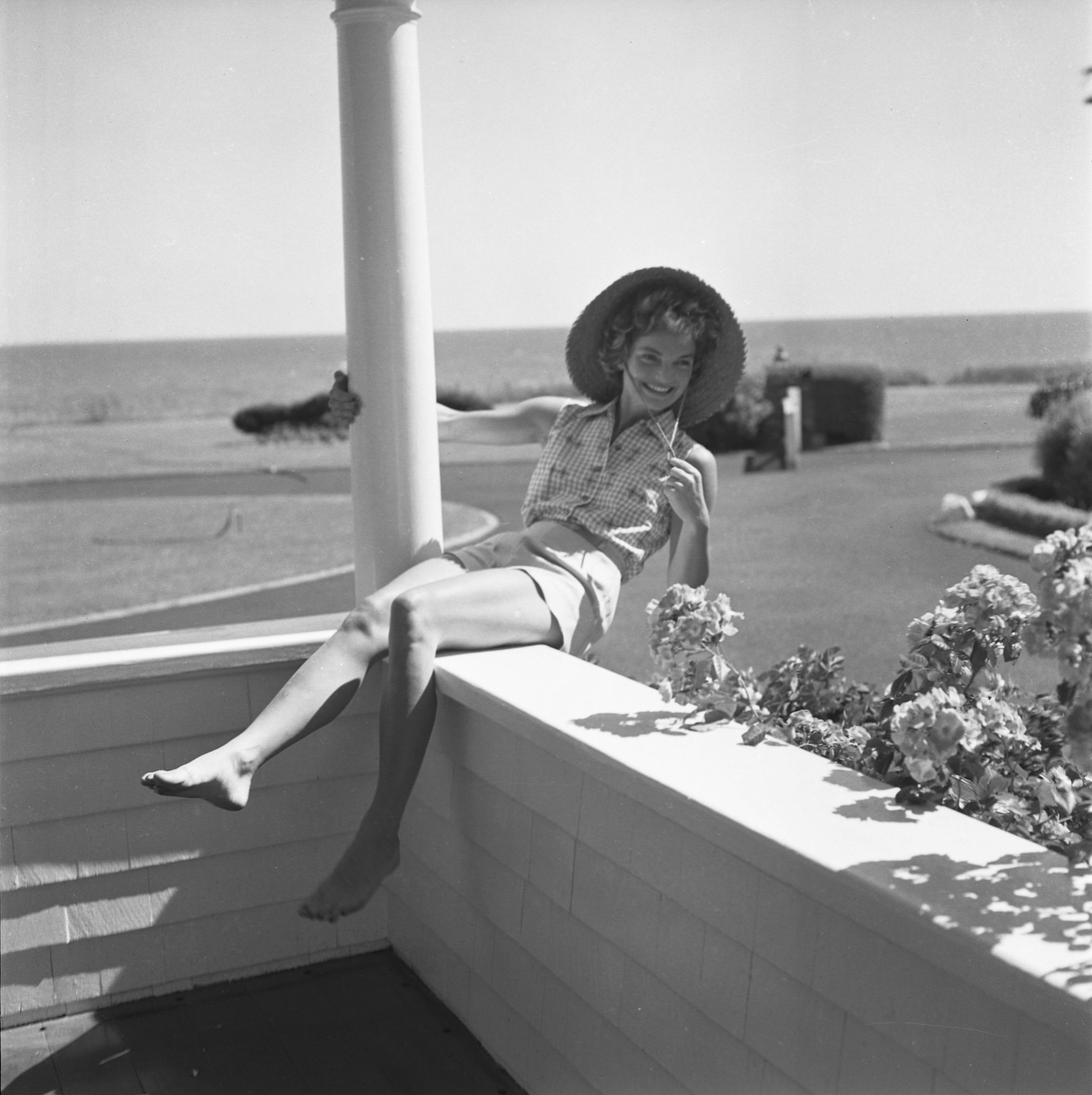 Jackie Kennedy geniet van de zon in Hyannis Port.