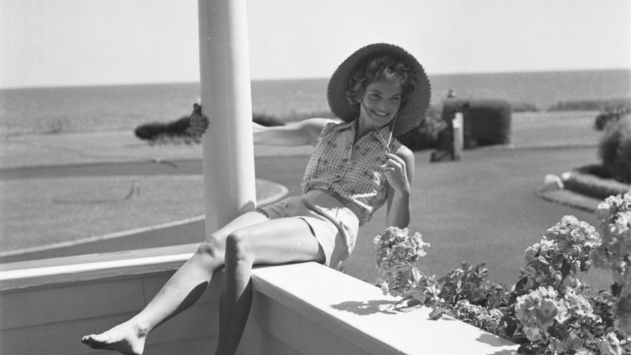25-vakantiefotos-van-jackie-kennedy-tijdens-haar-zomers-in-hyannis-port-356663