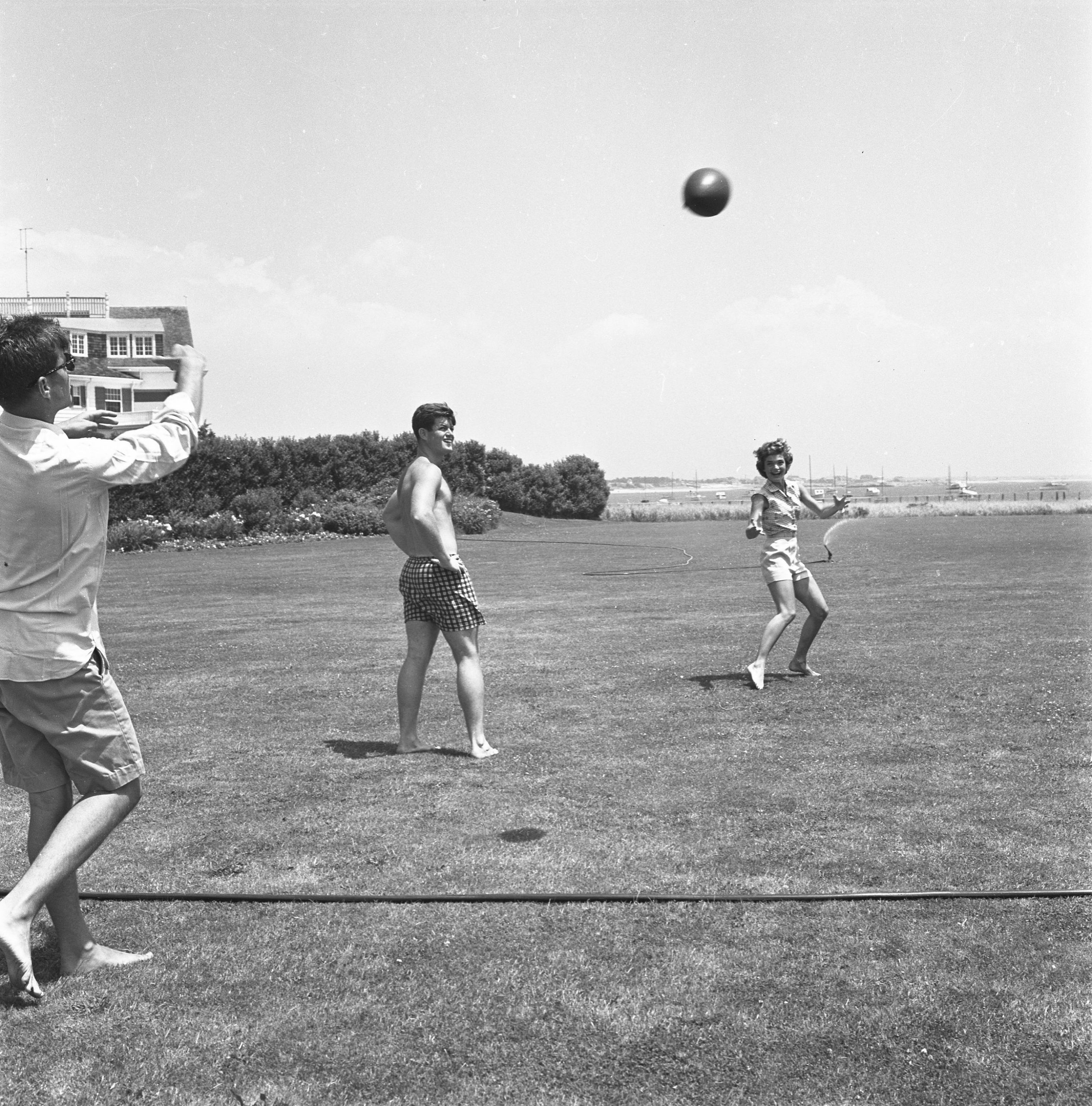 John en Jackie spelen voetbal met Edward Kennedy.