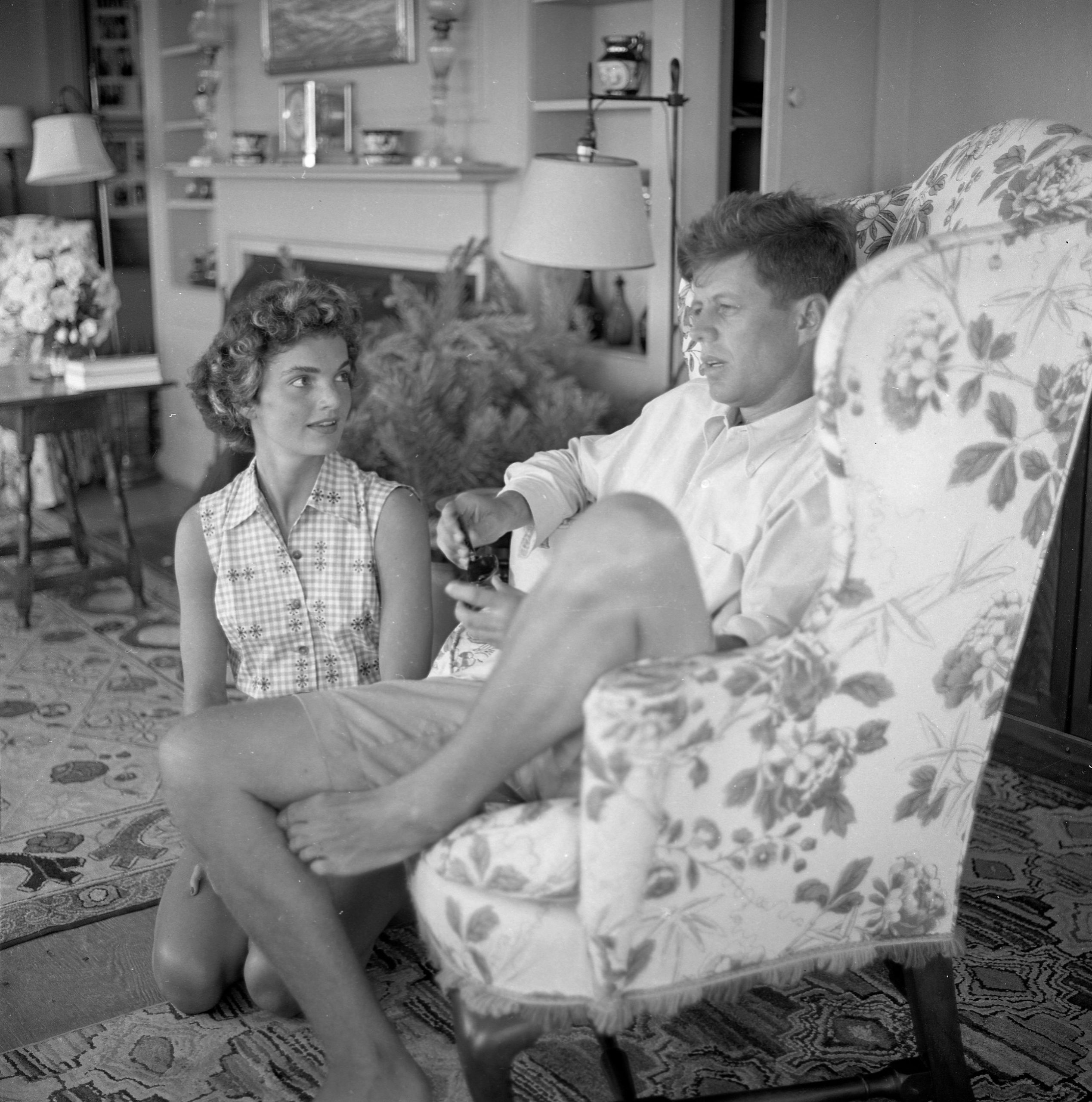 John F. Kennedy en Jackie Kennedy worden geïnterviewd voor een artikel in Life Magazine tijdens hun vakantie op het Kennedy-compound in juni 1953.
