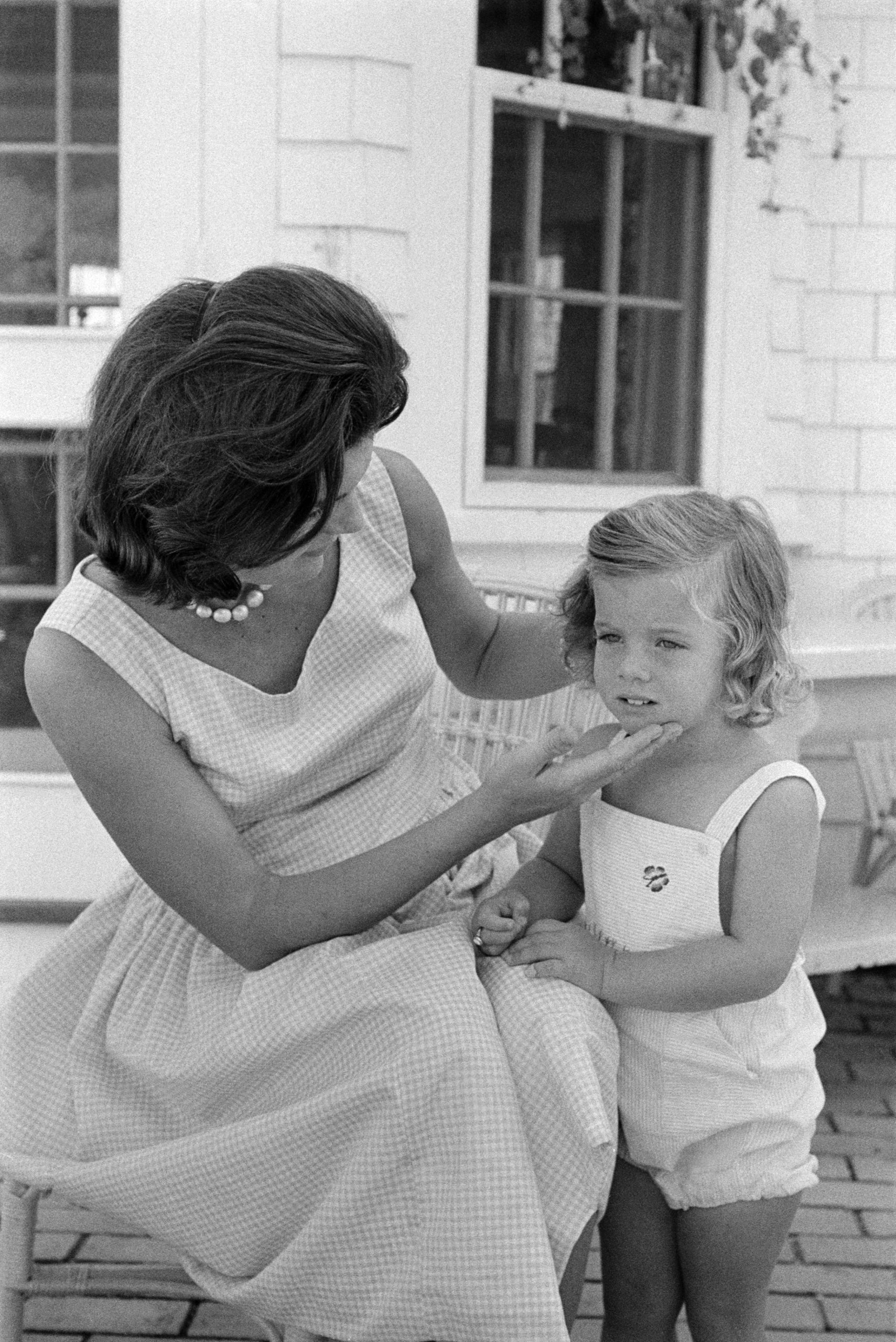 Jackie Kennedy met dochter Caroline.